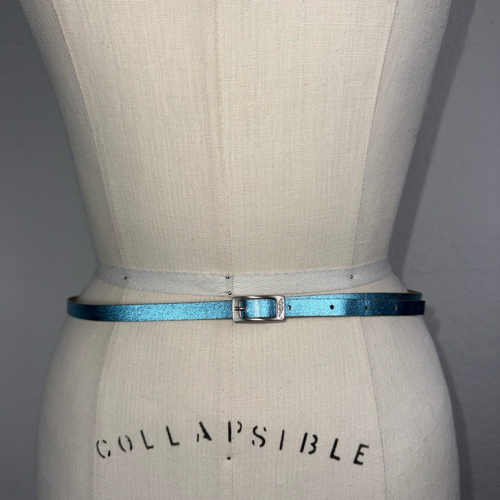 Metallic Blue Vintage Women's Belt excellent condition sz 75 leather